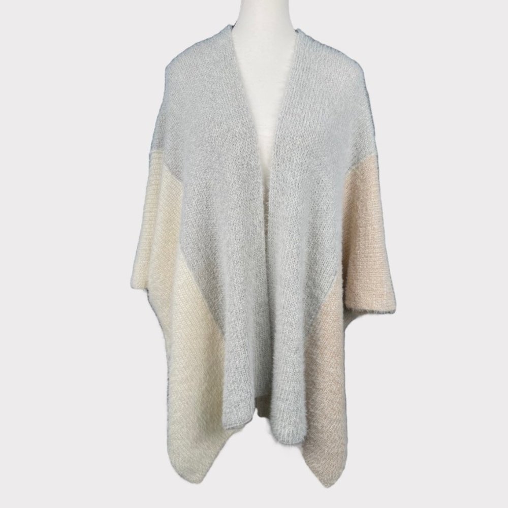 Anthropologie Gray and Cream Poncho - Picture 2 of 13